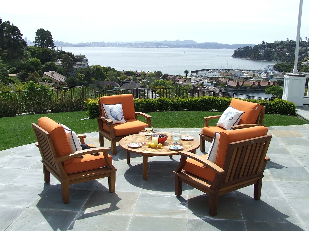 tafel met 4 stoelen op een zonnig terras