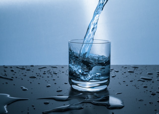 glas water inschenken