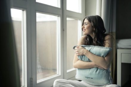 vrouw bij het raam